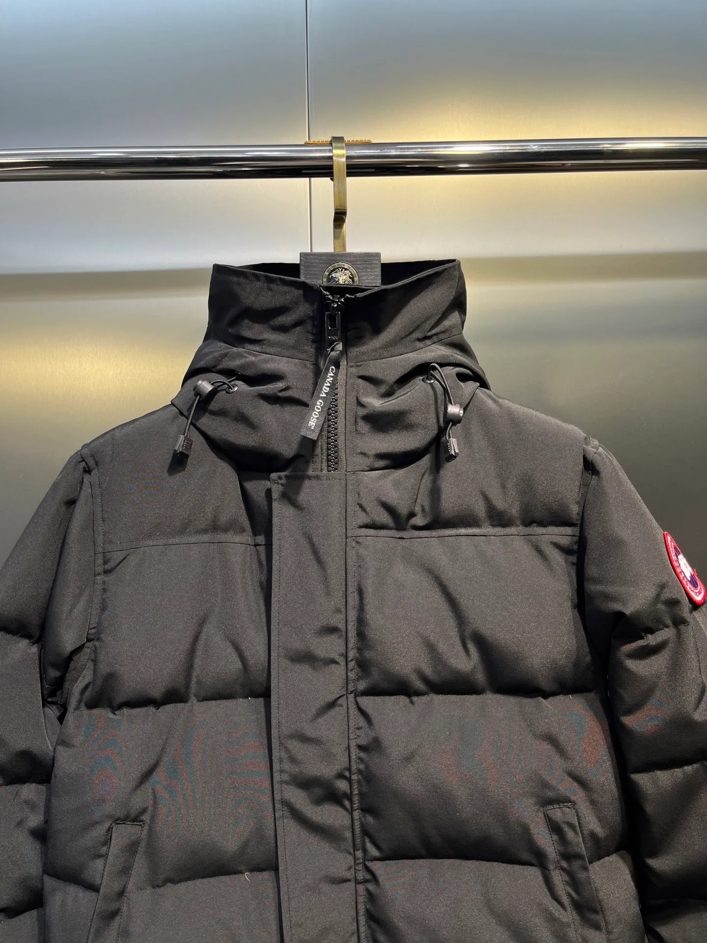 P700 Goose 🌟17 models (black) chest patch, same style for men and women, cold-resistant down jacket! The fur collar is detachable. The natural Siberian coyote fur collar has a delicate yet strong feel, which comes from the sense of life that comes from the erosion of wind and frost in nature. The market usually uses raccoon fur or fake fur instead, which is not even the slightest bit better! The collar part has cold-proof flannel, which is close to the head and neck, comfortable and warm! The fabric is made of high-density nano-level waterproof fabric, which is windproof and wear-resistant and has a certain thickness! The zipper is the official YKK brand! The waist has an elastic waistline design that can be adjusted according to yourself! There is also an anti-wind Velcro inside! Seamless threaded cuffs to avoid stiffening! In order to prevent cold wind from pouring in, a double closure design is adopted. On the premise of the traditional zipper fly, six Velcro fasteners are used for secondary closure, which brings better warmth retention effect. It retains the classic hooded design and uses super large luxurious wolf fur to protect against wind and cold. No matter how low the temperature is this winter, one piece is enough. I’ll give you the wind and temperature. Size: s-xxl